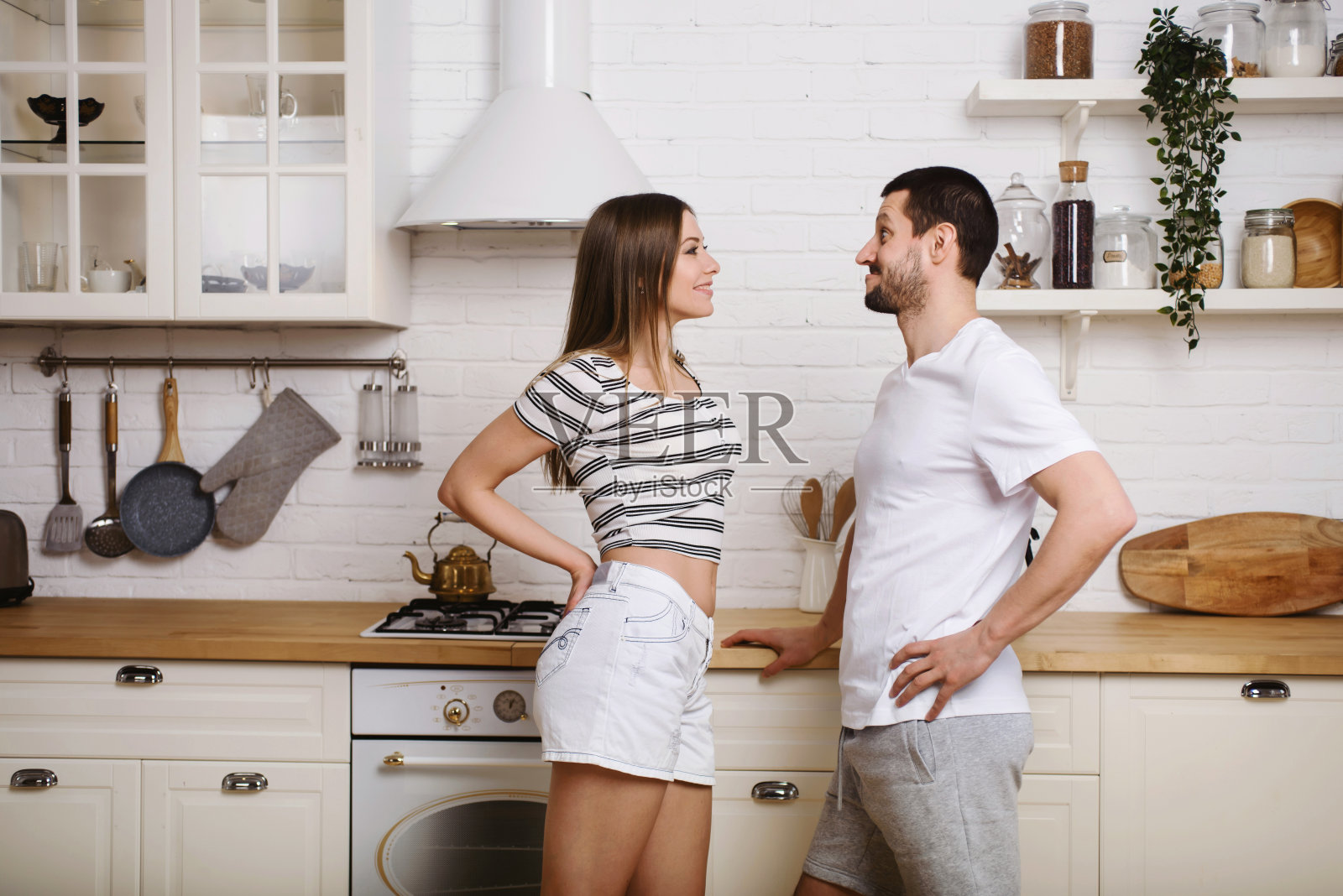 年轻夫妇在周末一起在厨房度过美好的时光，准备食物，洗碗，在他们的新房子里煮咖啡照片摄影图片