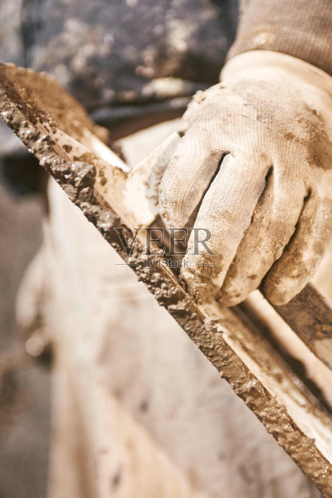 真正的建筑工人在新房子里筑墙。照片摄影图片