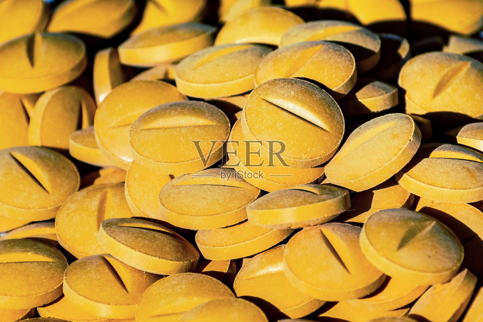 黄色的处方药洒在了桌子上。阿片类药物成瘾的概念和制药行业的背景照片摄影图片