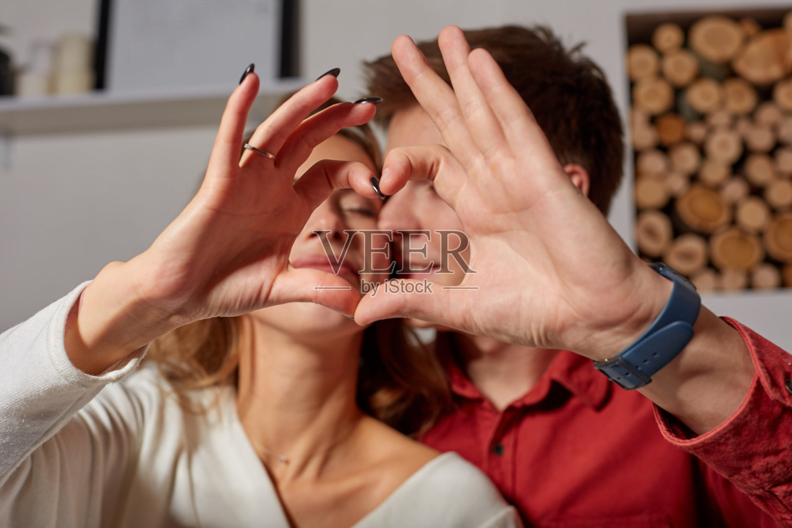 近距离描绘一对美丽的夫妇用自己的双手描绘心脏照片摄影图片