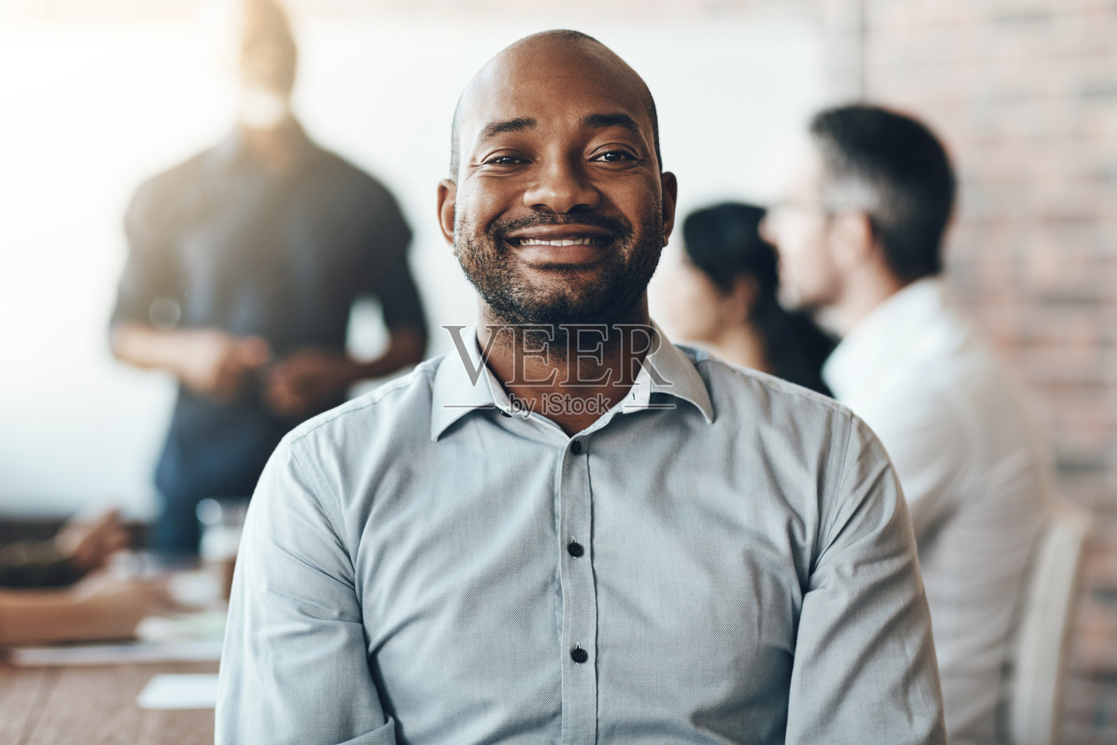 他每天都精力充沛，充满热情地来上班照片摄影图片