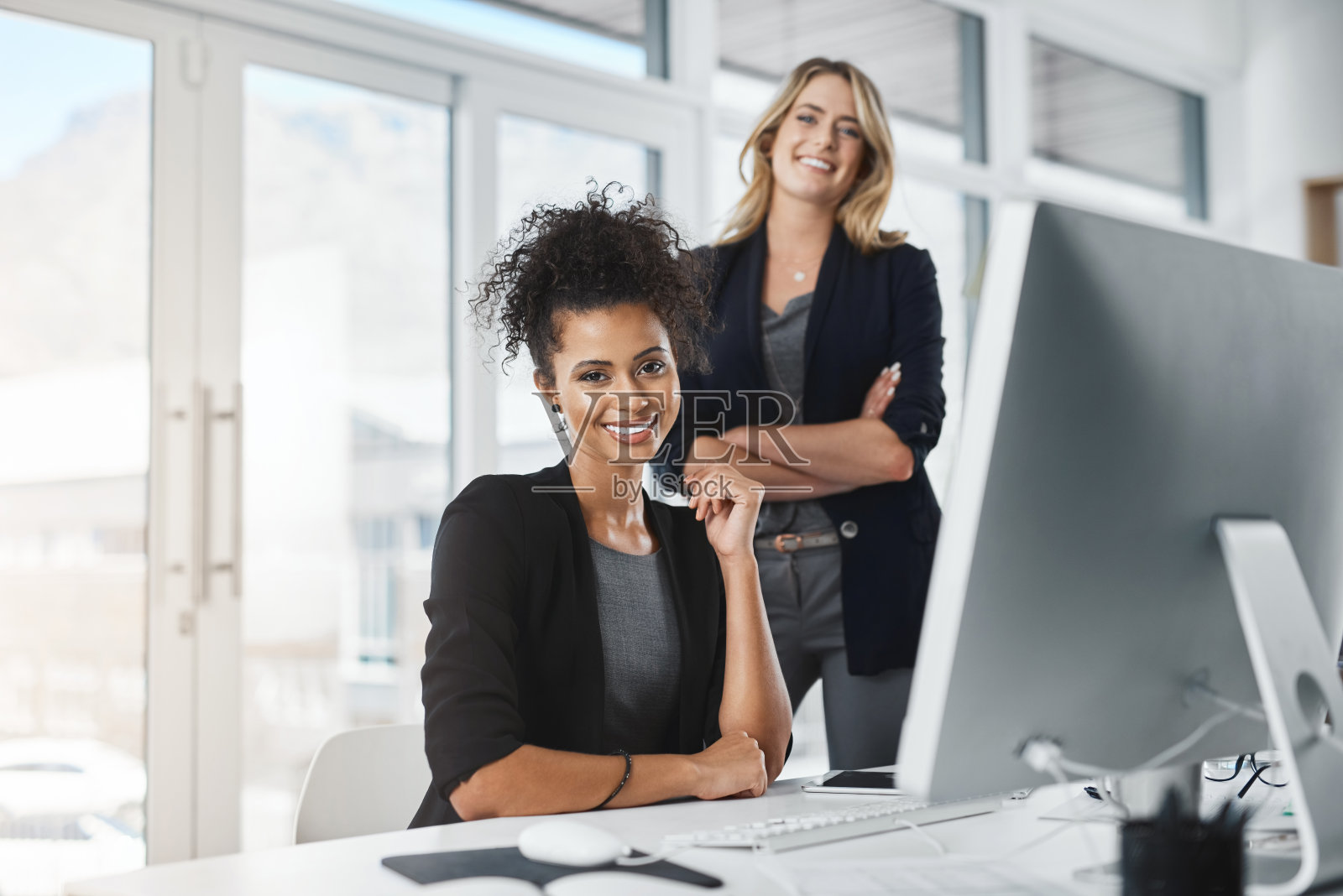 奉献精神让我们俩都登上了顶峰照片摄影图片