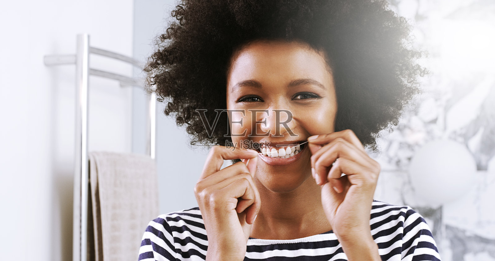 她确保自己在工作时拥有最灿烂的笑容照片摄影图片