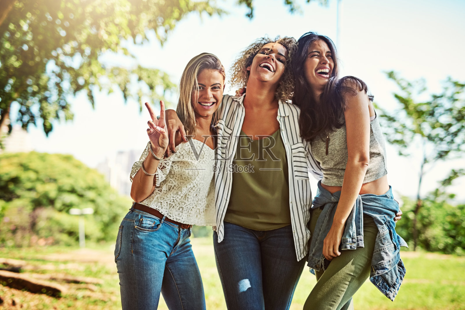 女生外出日真是太好玩了!照片摄影图片