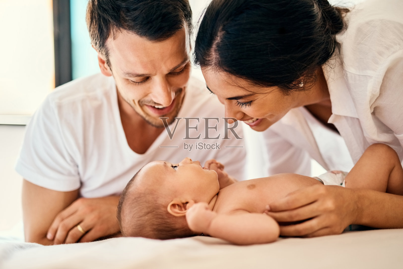 出生在一个幸福的家庭照片摄影图片