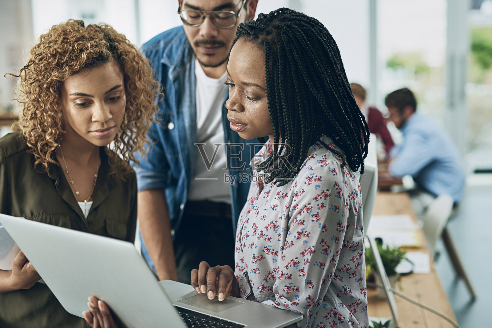 无线技术——无需办公桌就能完成工作照片摄影图片