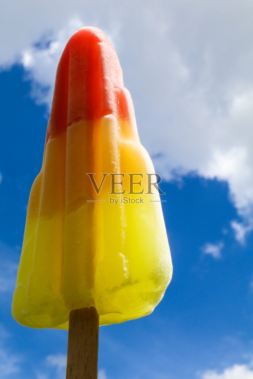 火箭形状的冰棒指向天空。照片摄影图片