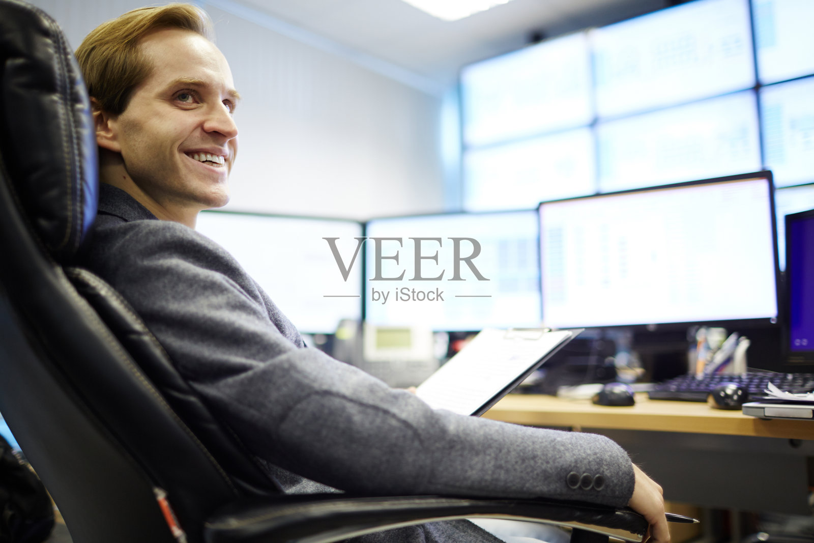 快乐帅气经纪人出售比特币采矿公司股票照片摄影图片