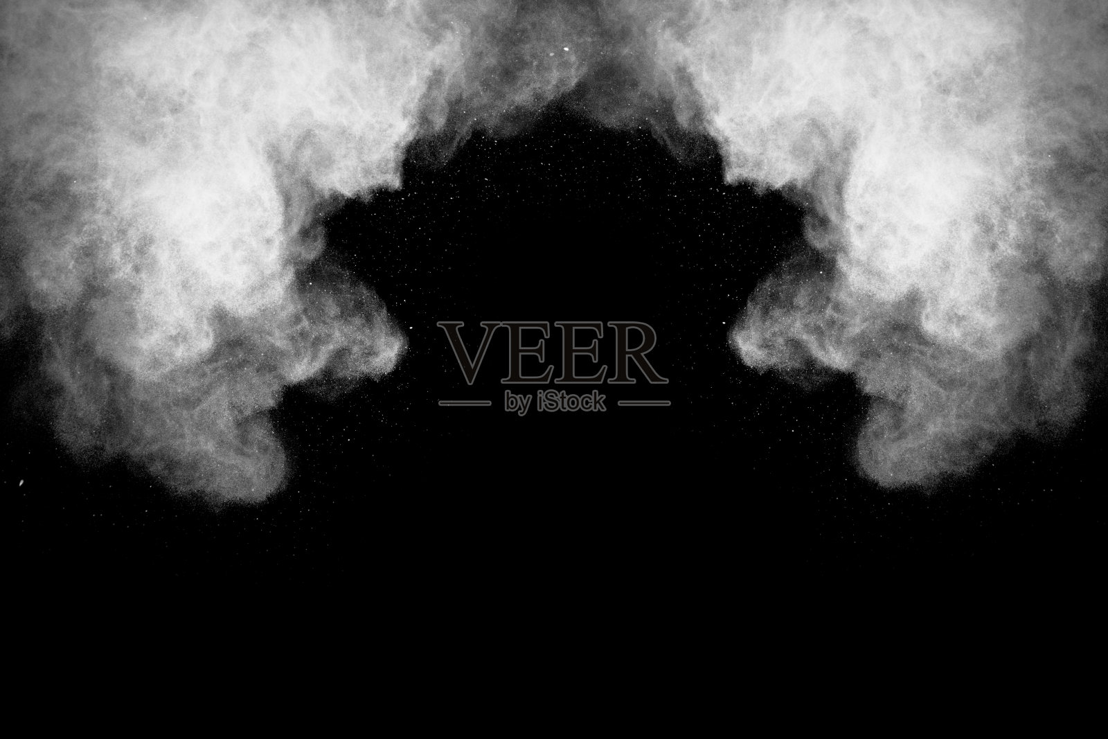 白色粉末在黑色背景上爆炸。照片摄影图片