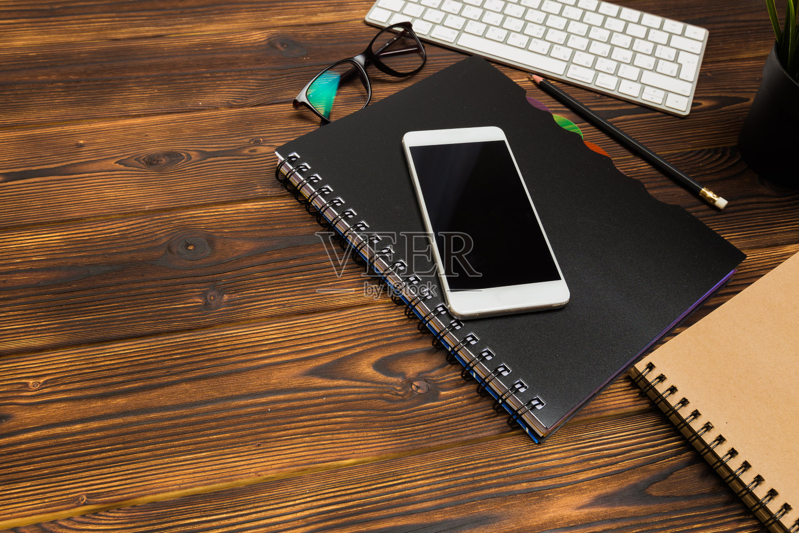 办公场所与文本空间，木制桌子与办公用品智能手机，电脑和书，俯视图，-图像照片摄影图片