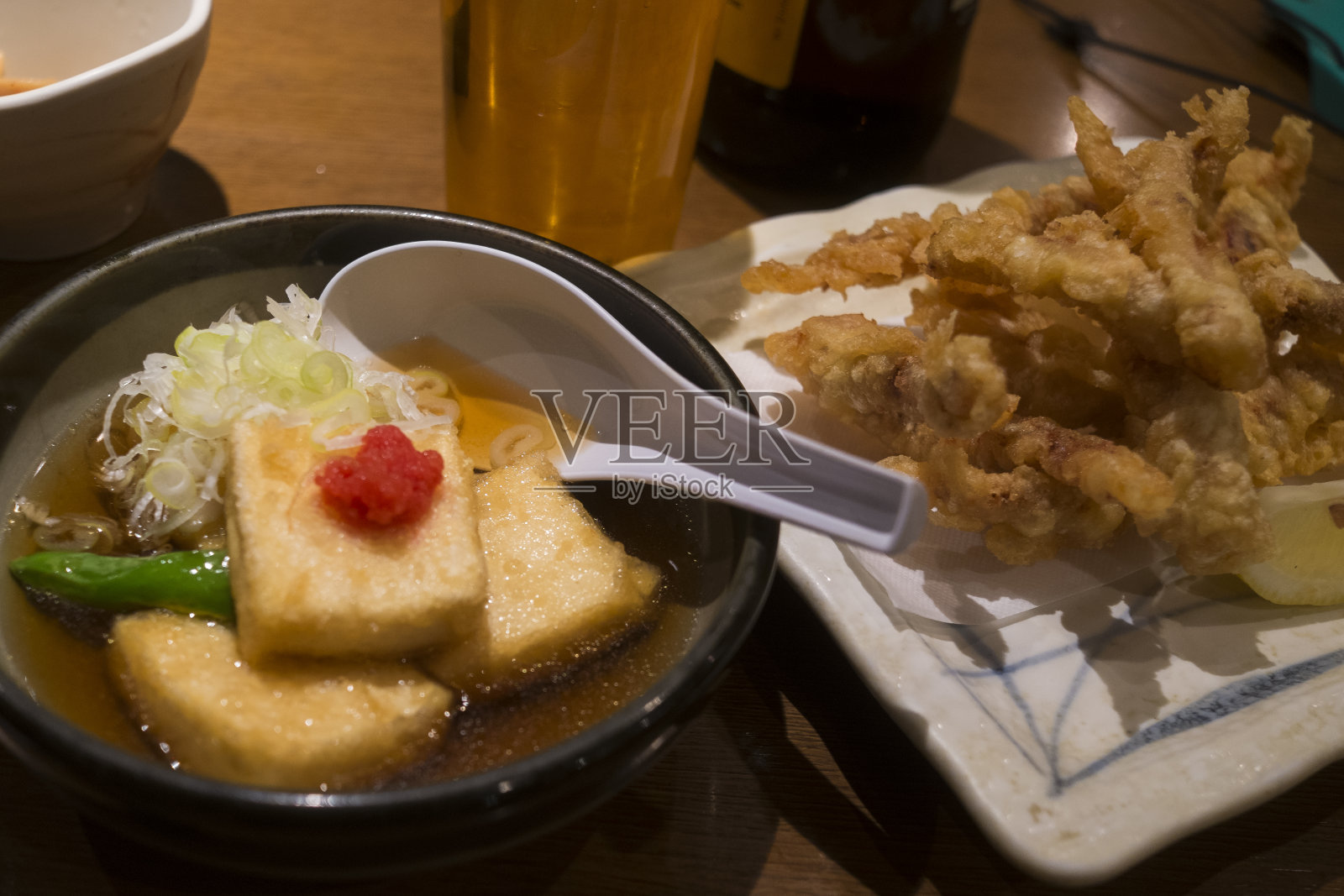 油炸豆腐配汤照片摄影图片