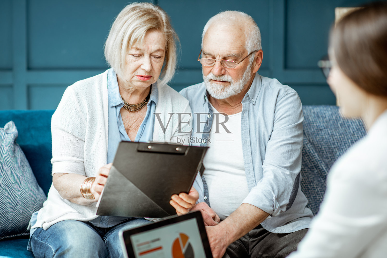 资深夫妇和办公室的顾问照片摄影图片