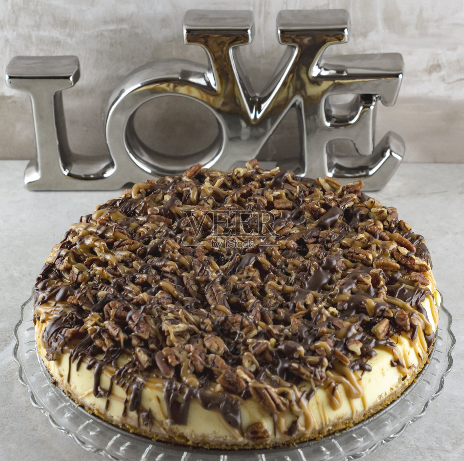 玻璃盘子上的海龟奶酪蛋糕的特写，背景上写着“爱”。照片摄影图片