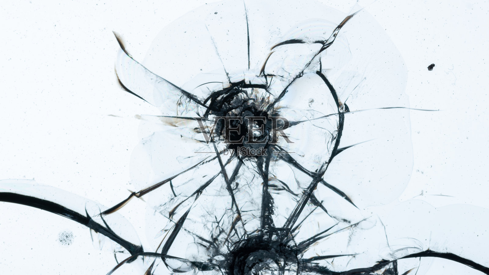 白色背景纹理上的破碎玻璃照片摄影图片