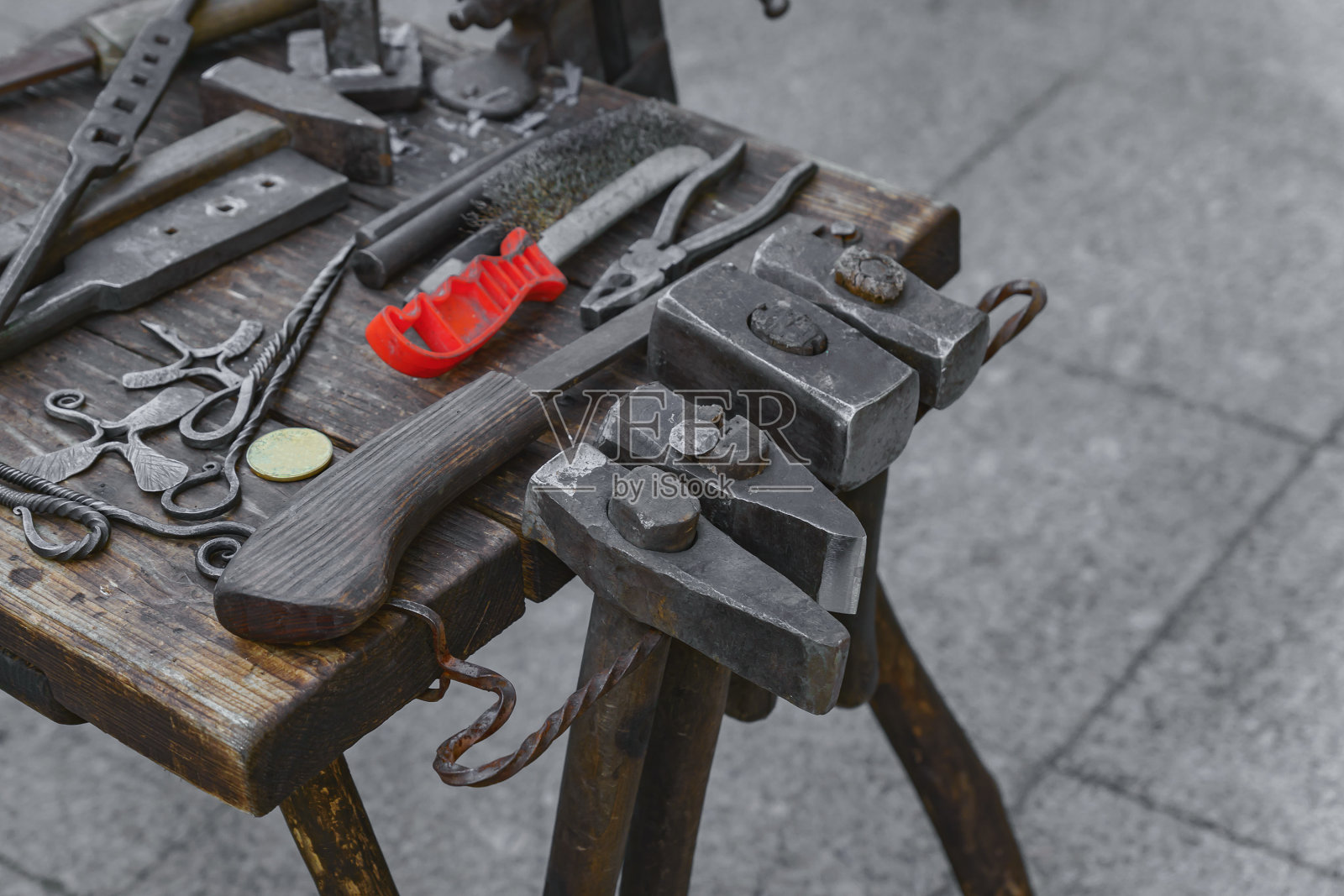 铁匠的工具和工作场所:铁砧，锤子，铁匠钳子，火钢。照片摄影图片