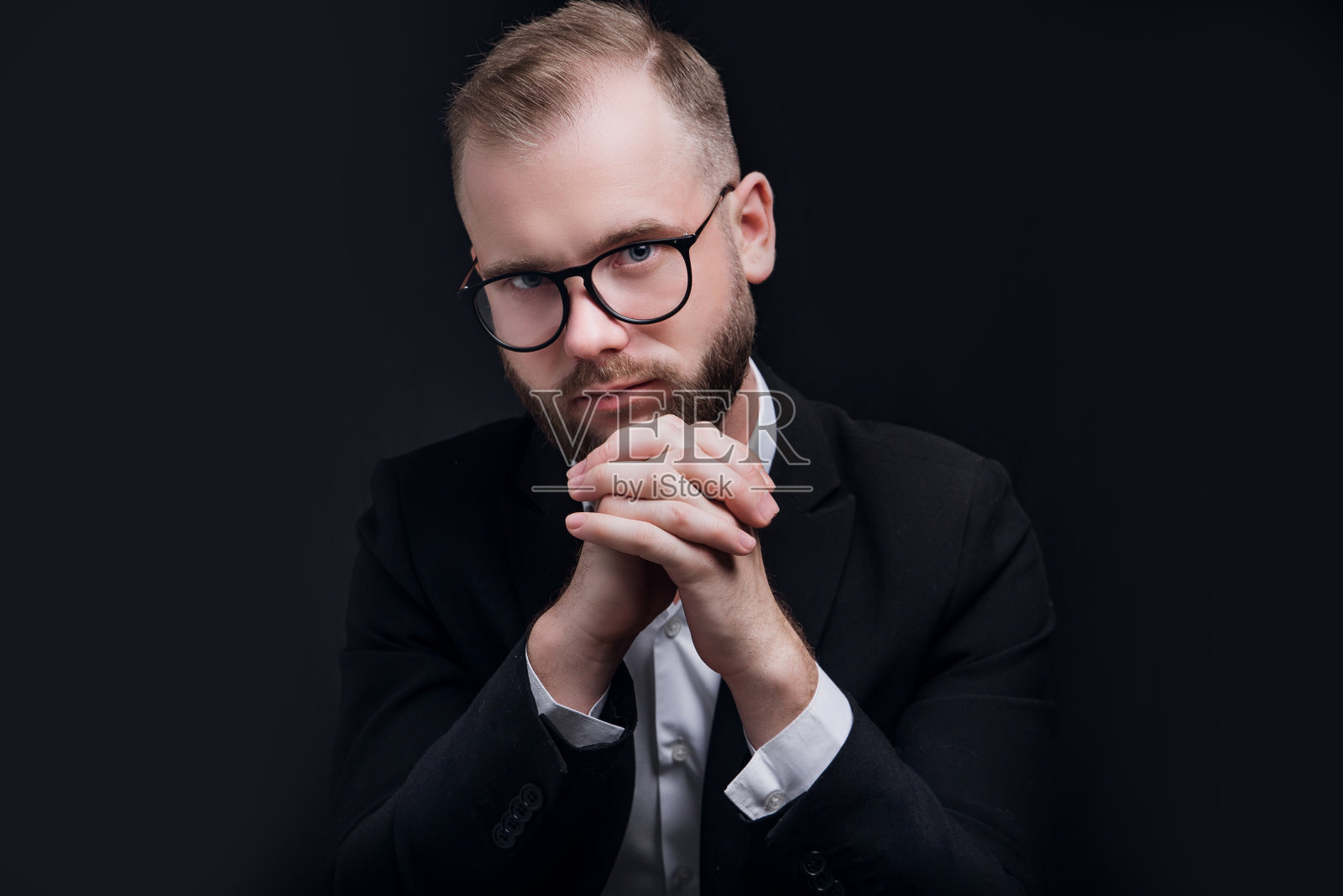 戴眼镜的人，黑色背景的黑西装照片摄影图片