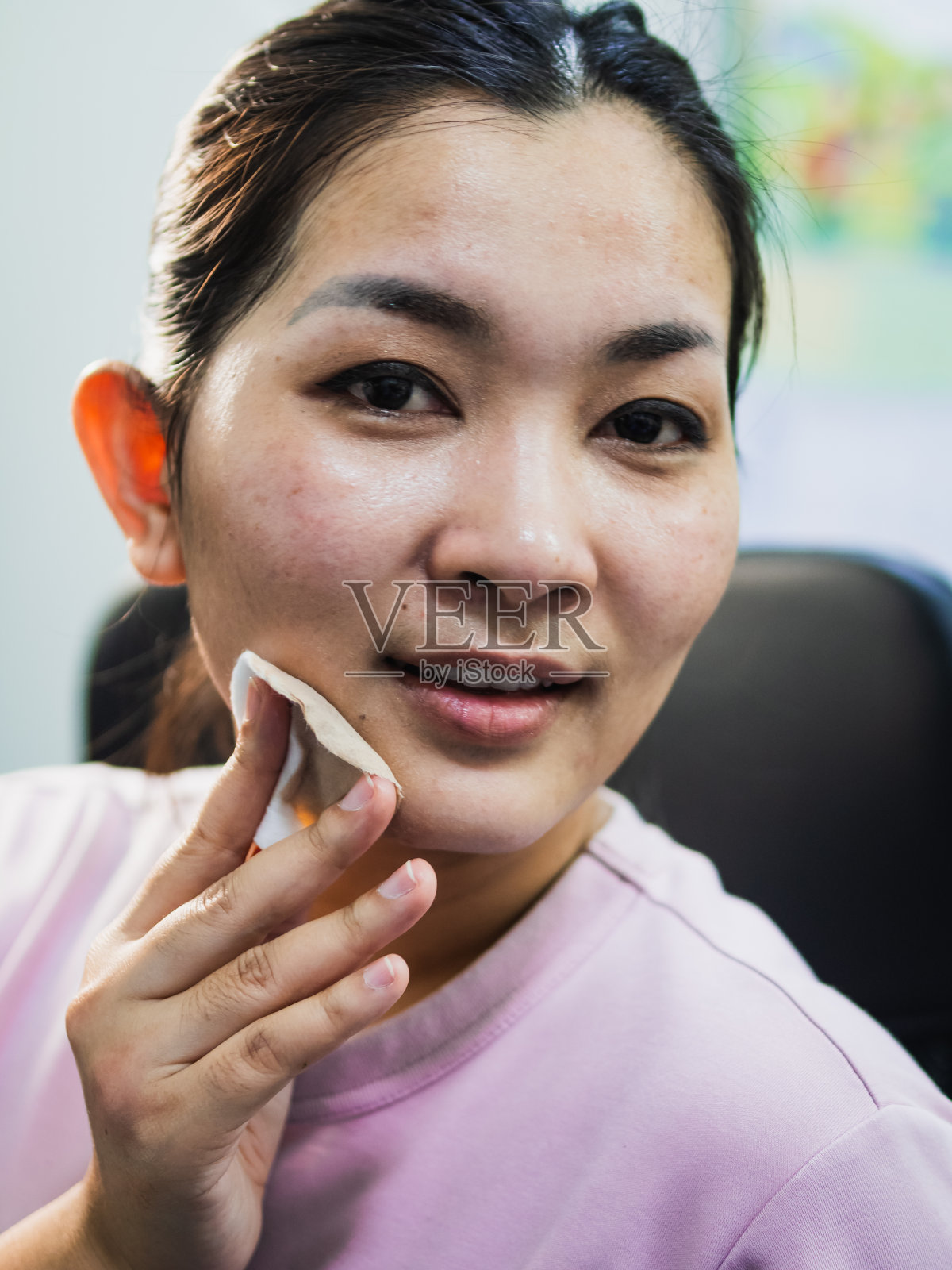 亚洲女性每天洗澡前都先卸妆。照片摄影图片