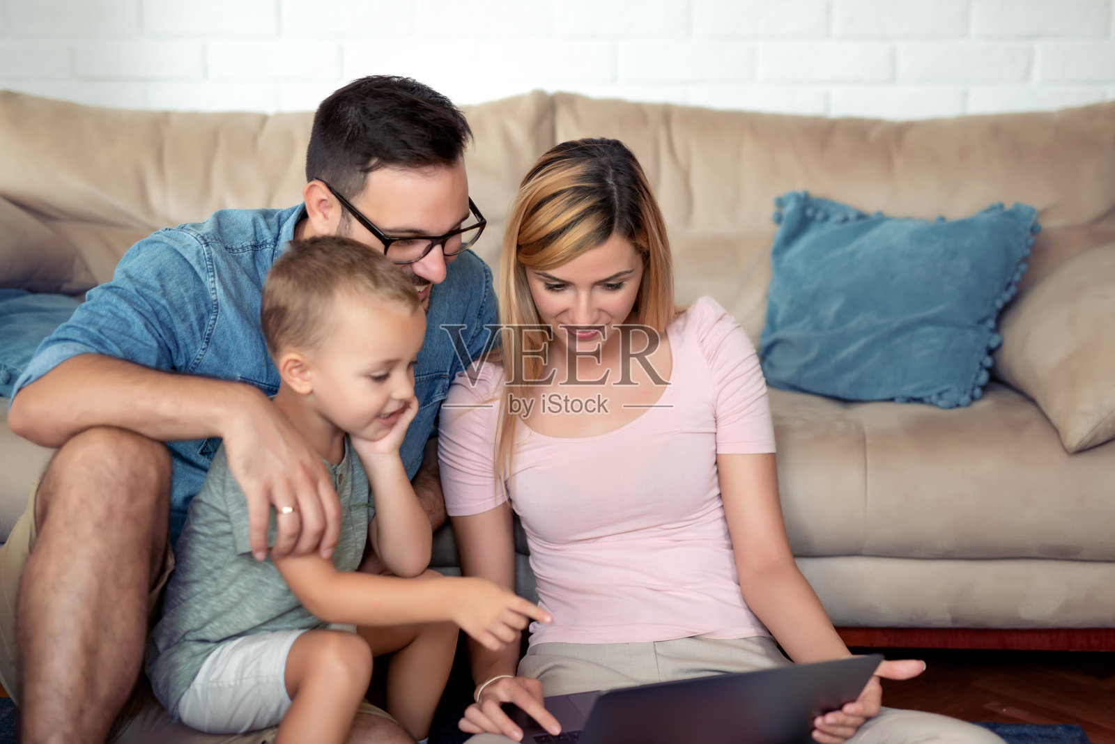 幸福的年轻家庭一起呆在家里照片摄影图片