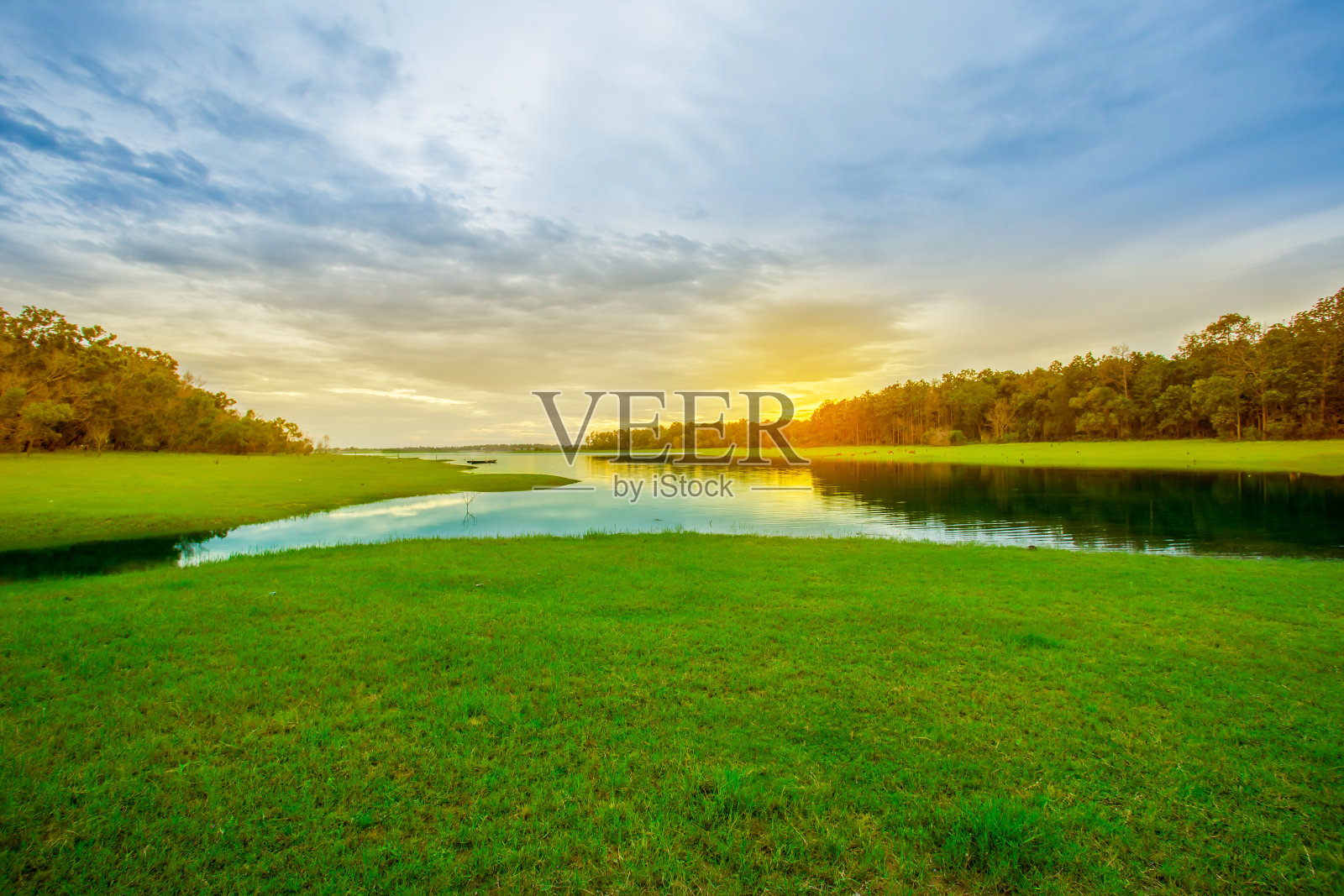 河流，河岸，春天，夏天，水照片摄影图片