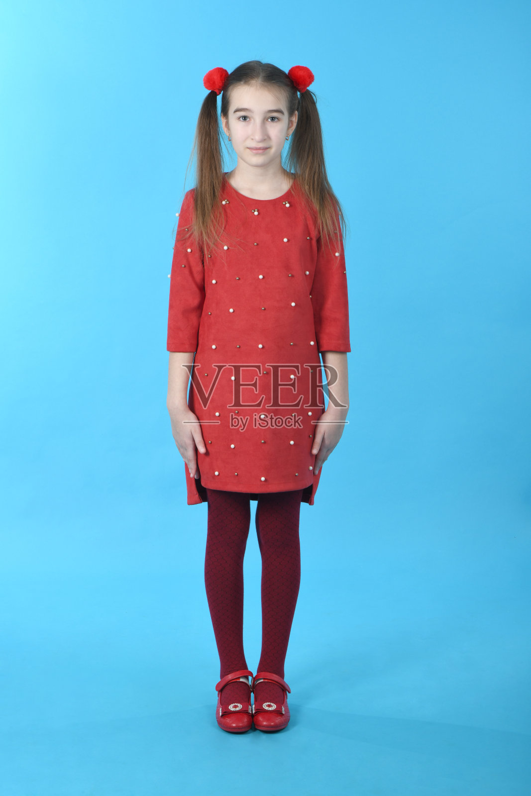 全身照相馆女孩穿着红色连衣裙站着照片摄影图片