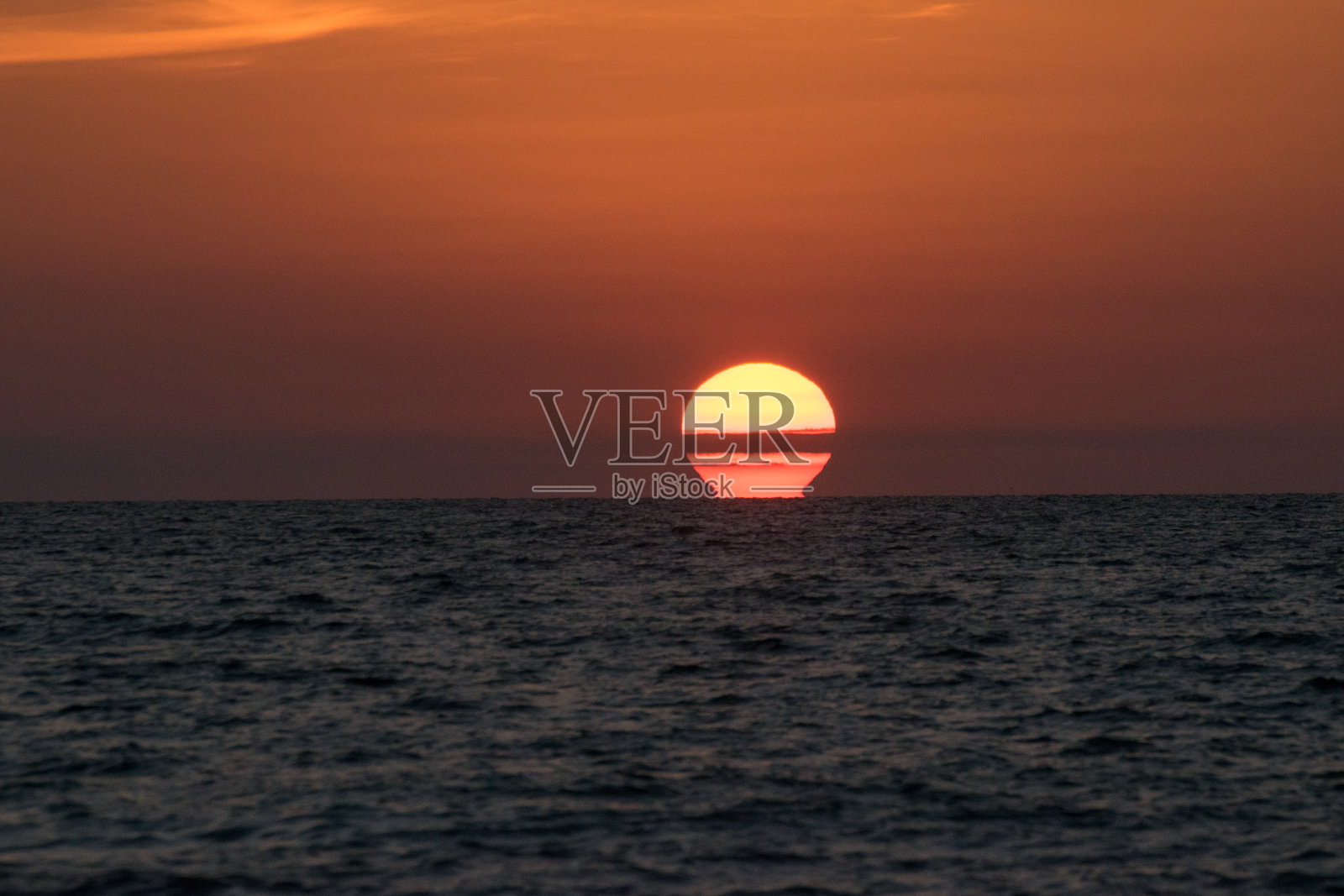 近水处的太阳照片摄影图片