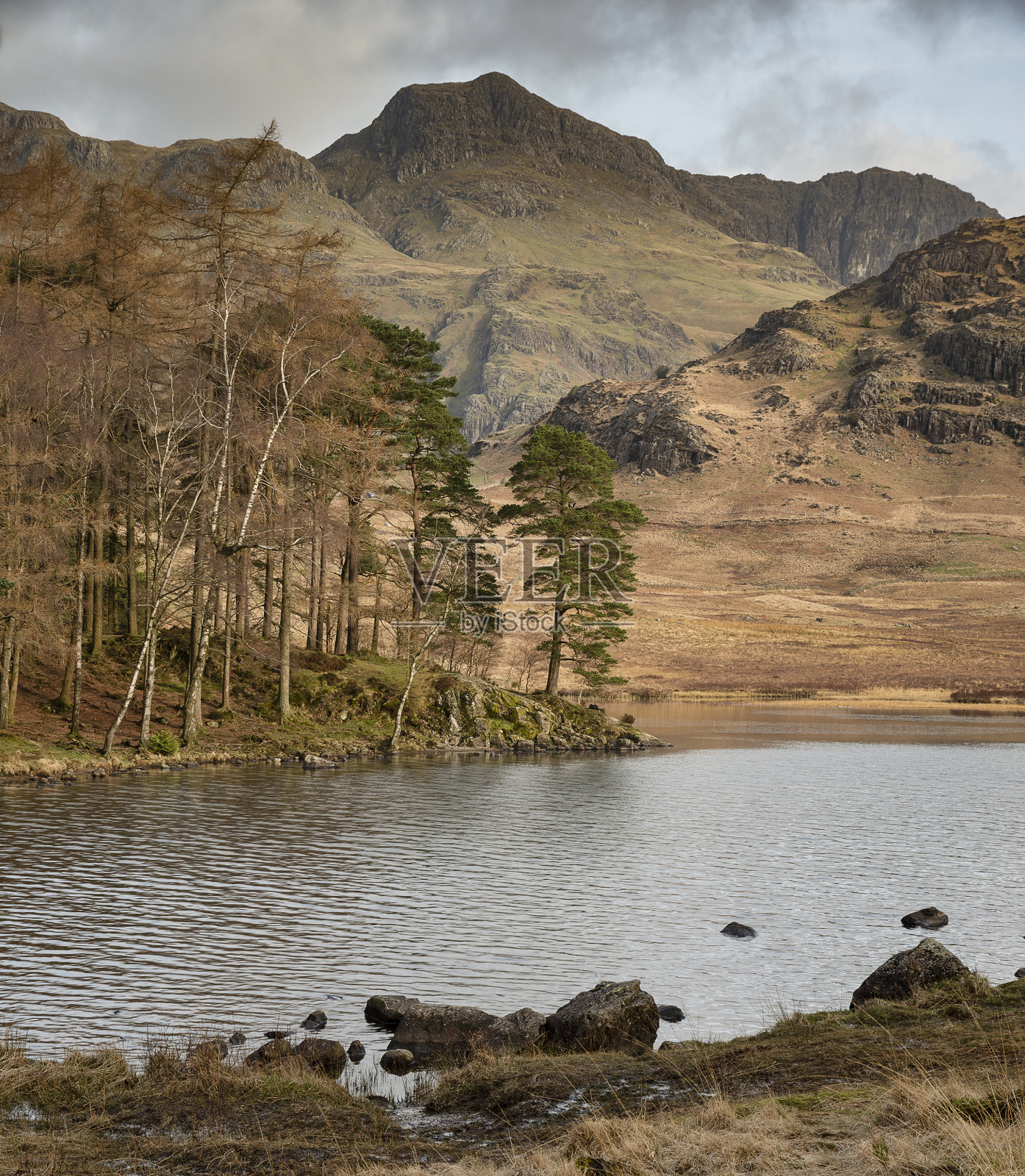 美丽的充满活力的日出景观图像Blea Tarn在英国湖区以langdale Range为背景照片摄影图片