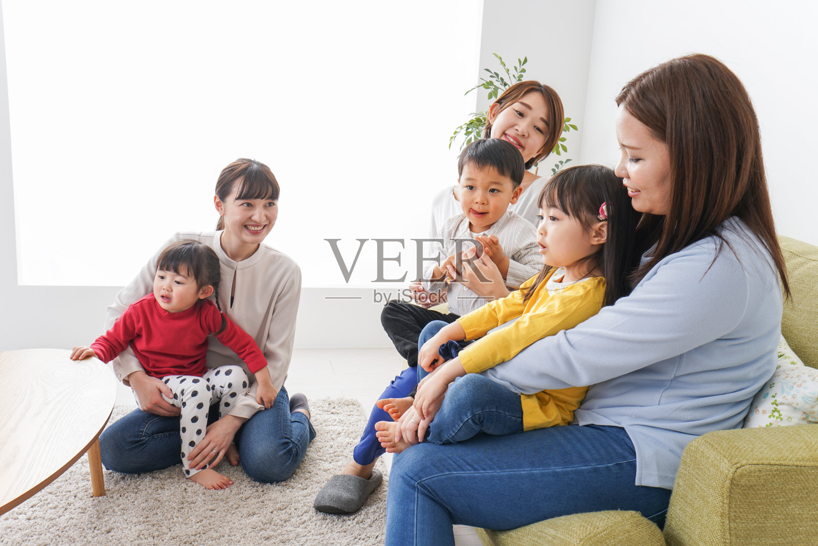 妈妈、朋友和孩子照片摄影图片