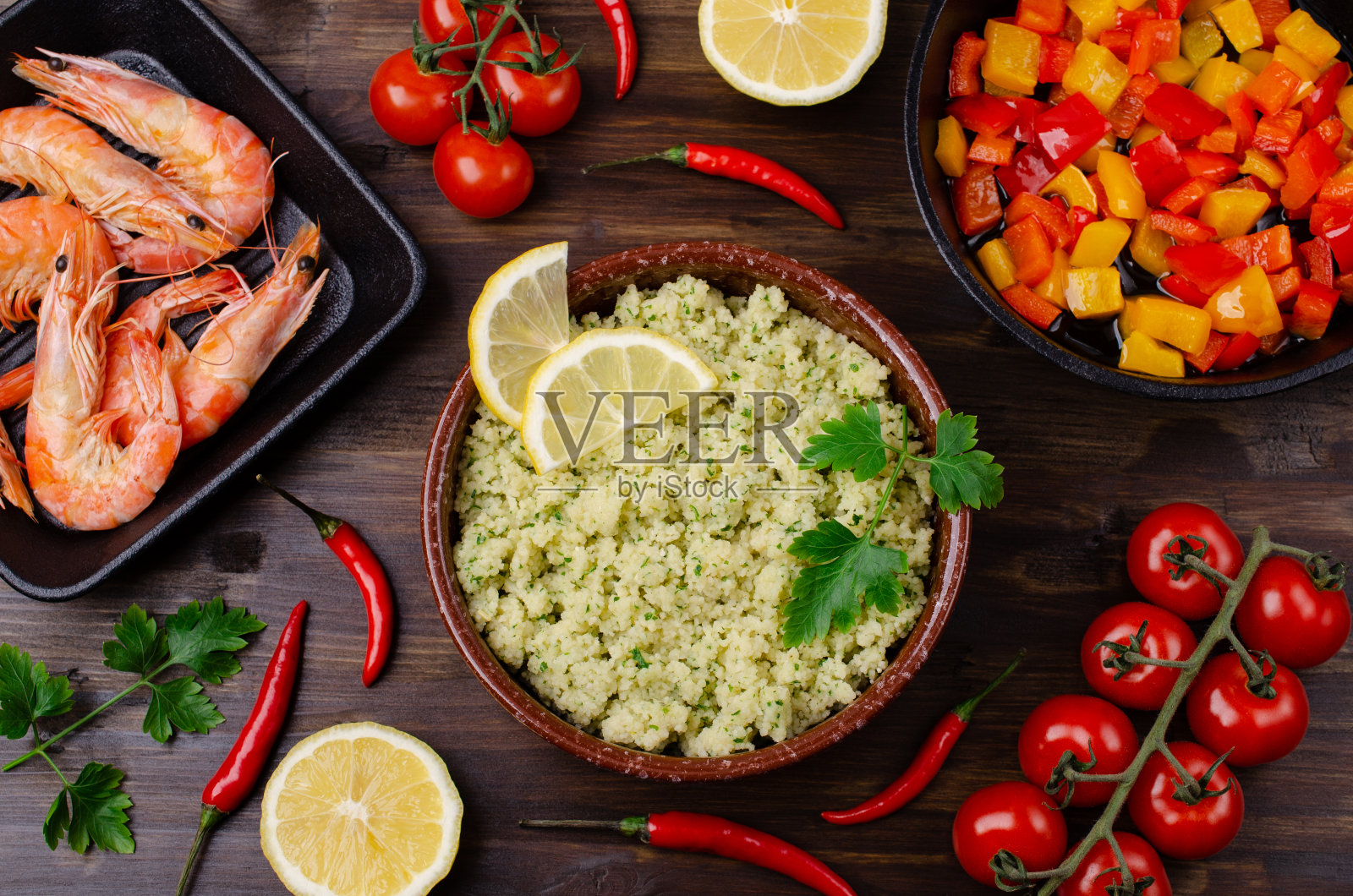 蒸粗麦粉配蔬菜和虾照片摄影图片