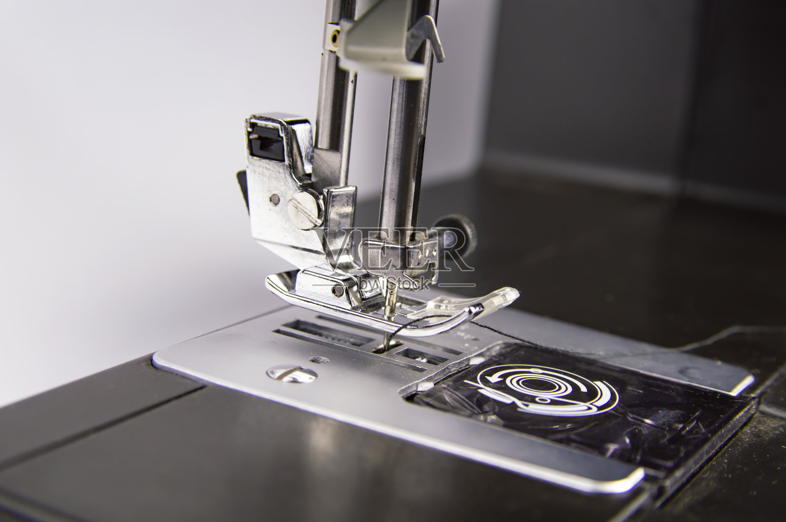 白色背景上的现代电动缝纫机。照片摄影图片