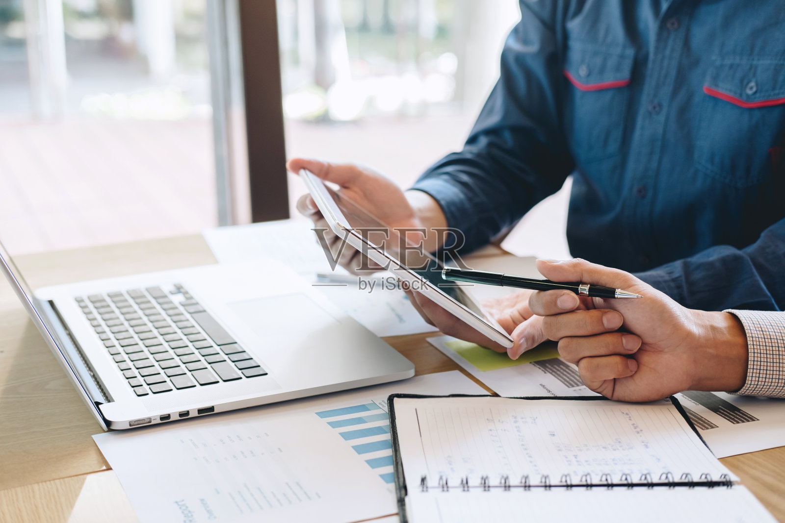 专业的商务合作伙伴在会议上讨论想法，计划和演示项目，工作和分析工作空间办公室，财务和投资概念照片摄影图片