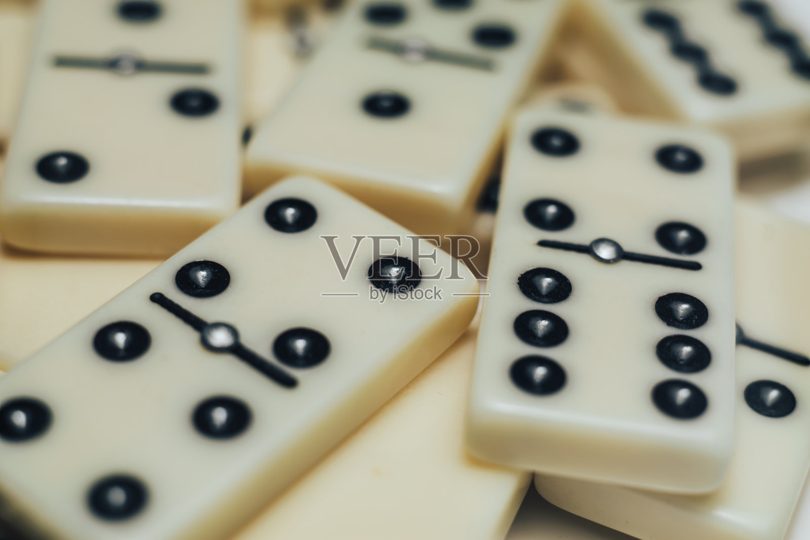 白色的多米诺骨牌的背景。宏观的观点。照片摄影图片