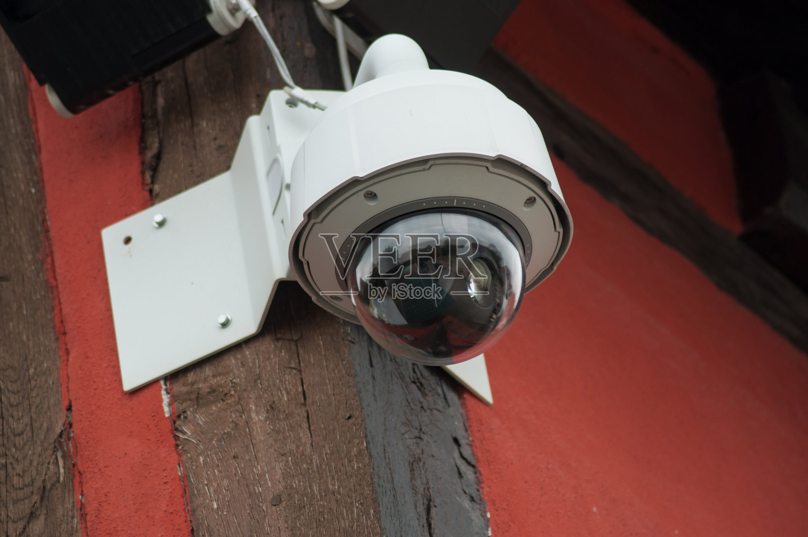 城市背景的棕色安全摄像头照片摄影图片