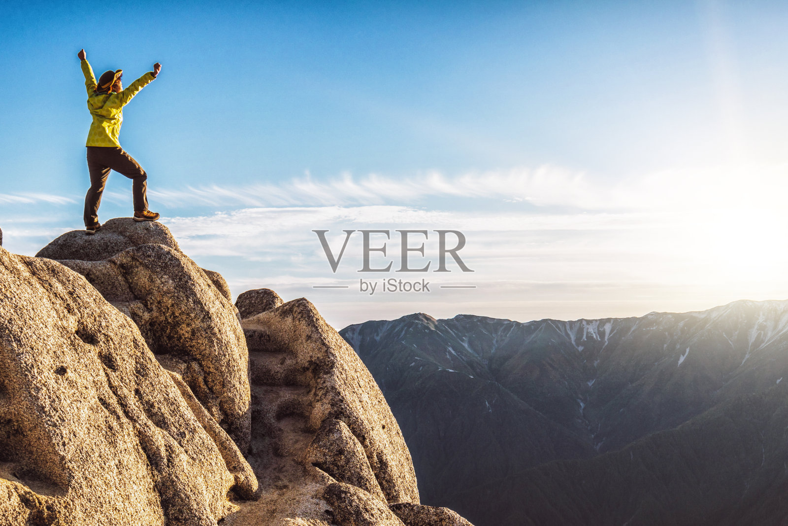 勇猛而有抱负的徒步者在荒野悬崖上徒步活动的史诗冒险，展现全景式的自然山景。赢家动机和力量发现旅游概念。照片摄影图片