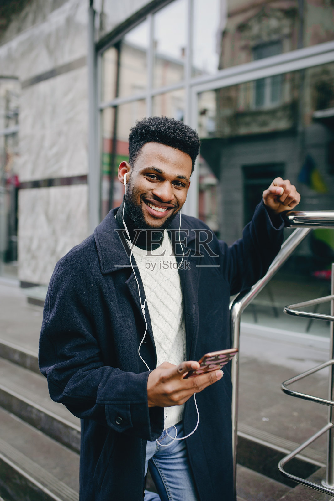 城市里的黑人照片摄影图片