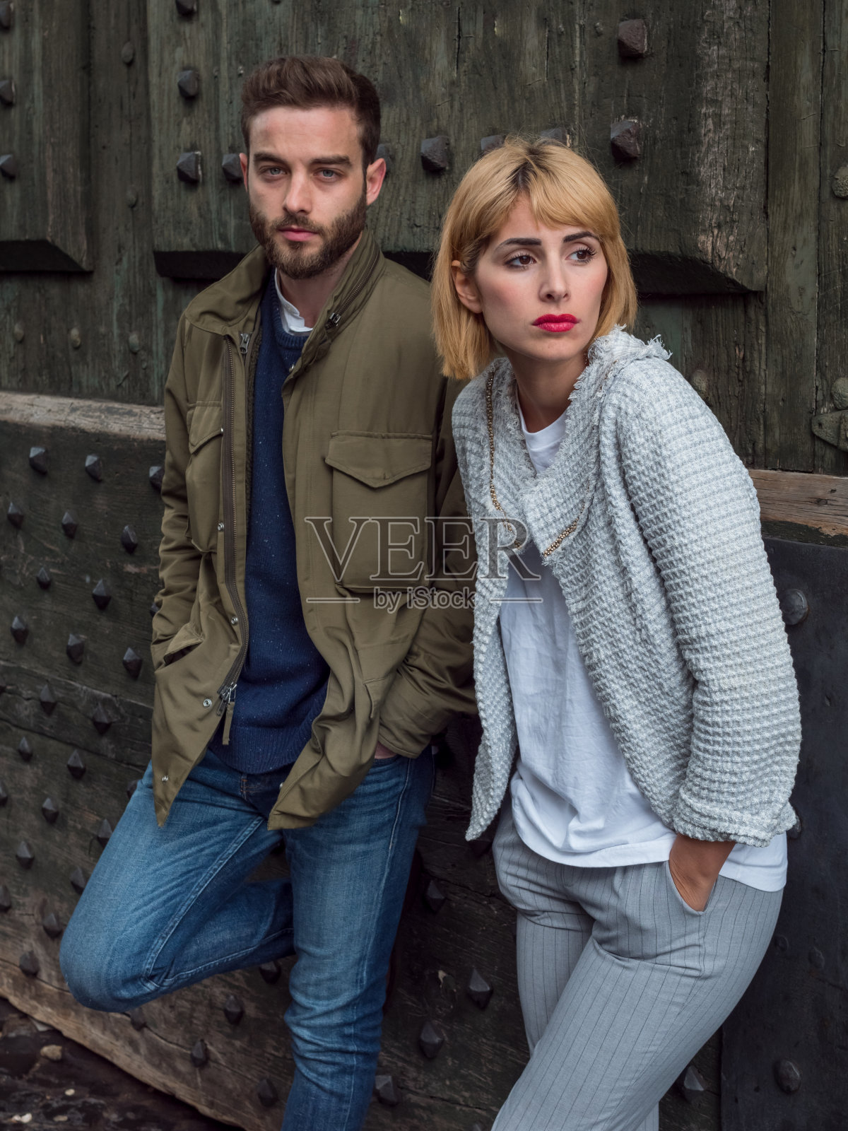 一对相爱的年轻人带着矛盾和疏远的态度照片摄影图片