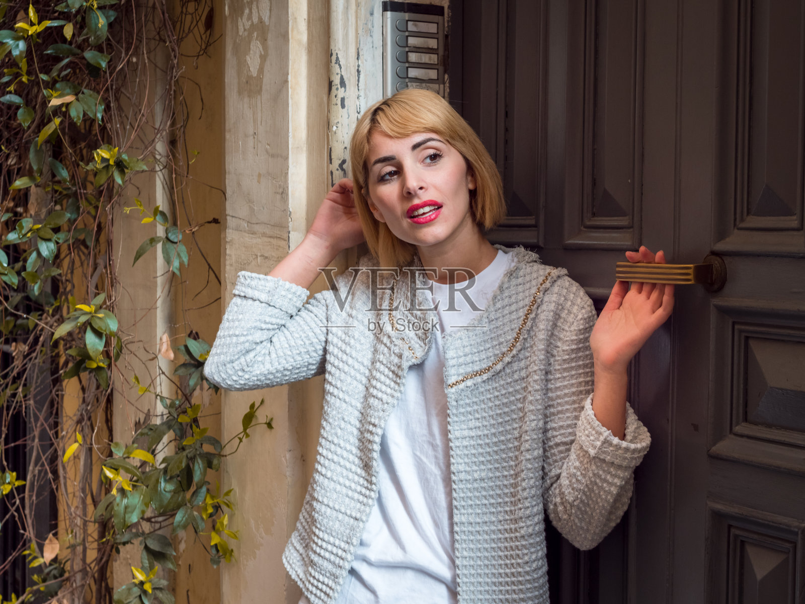 一个美丽的金发女孩，面带微笑，面容安详照片摄影图片