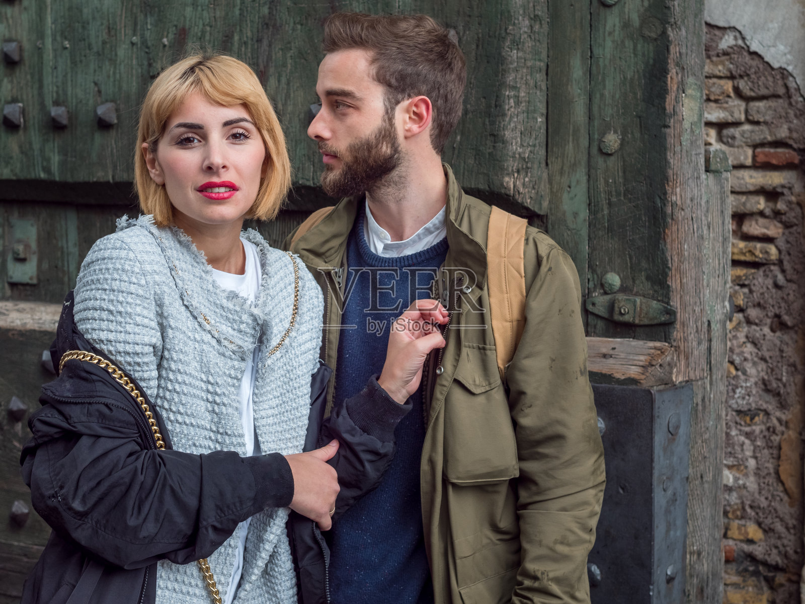 一对年轻人以亲密和甜蜜的态度相爱照片摄影图片