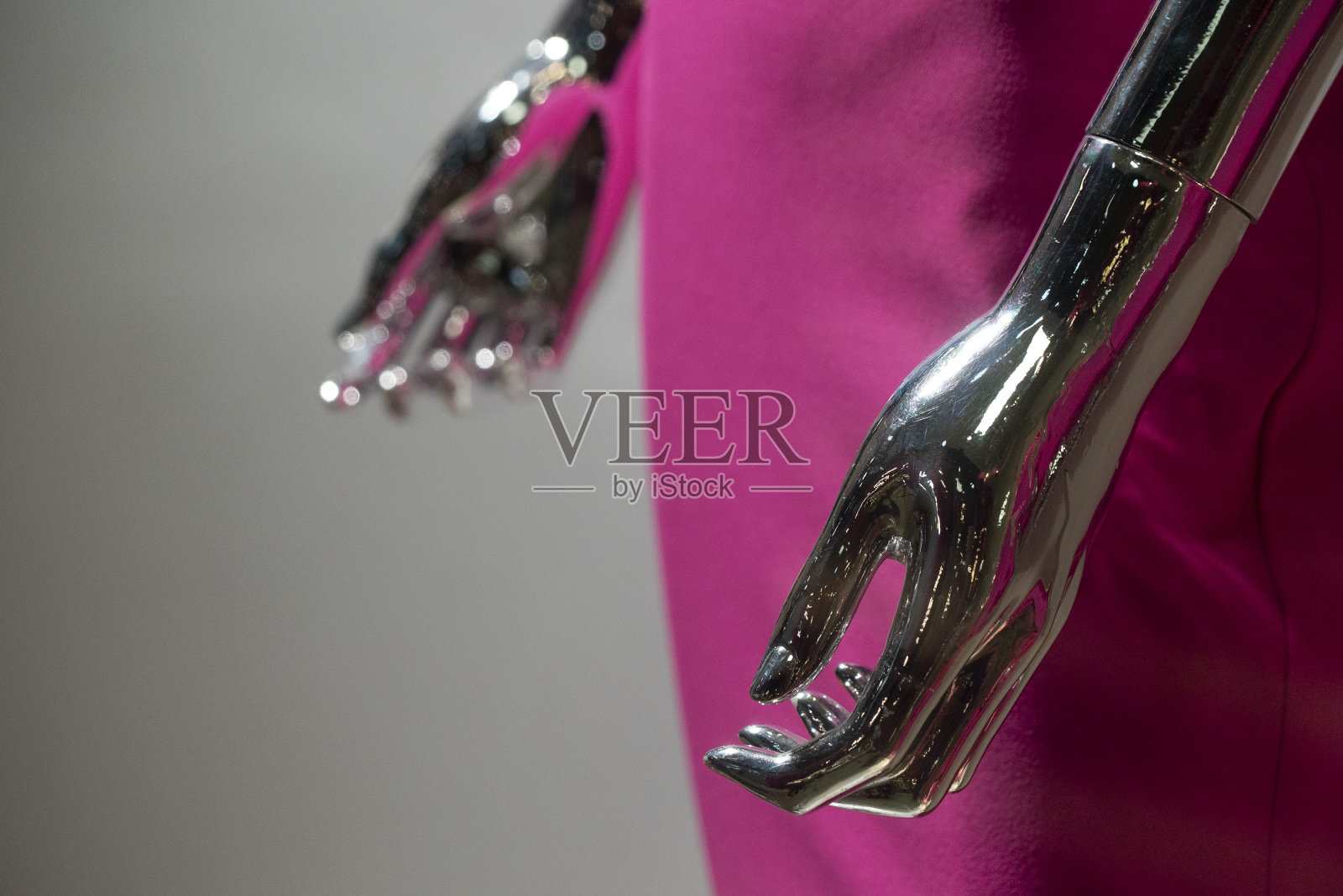 银色女人模特手细节与粉红色的裙子照片摄影图片