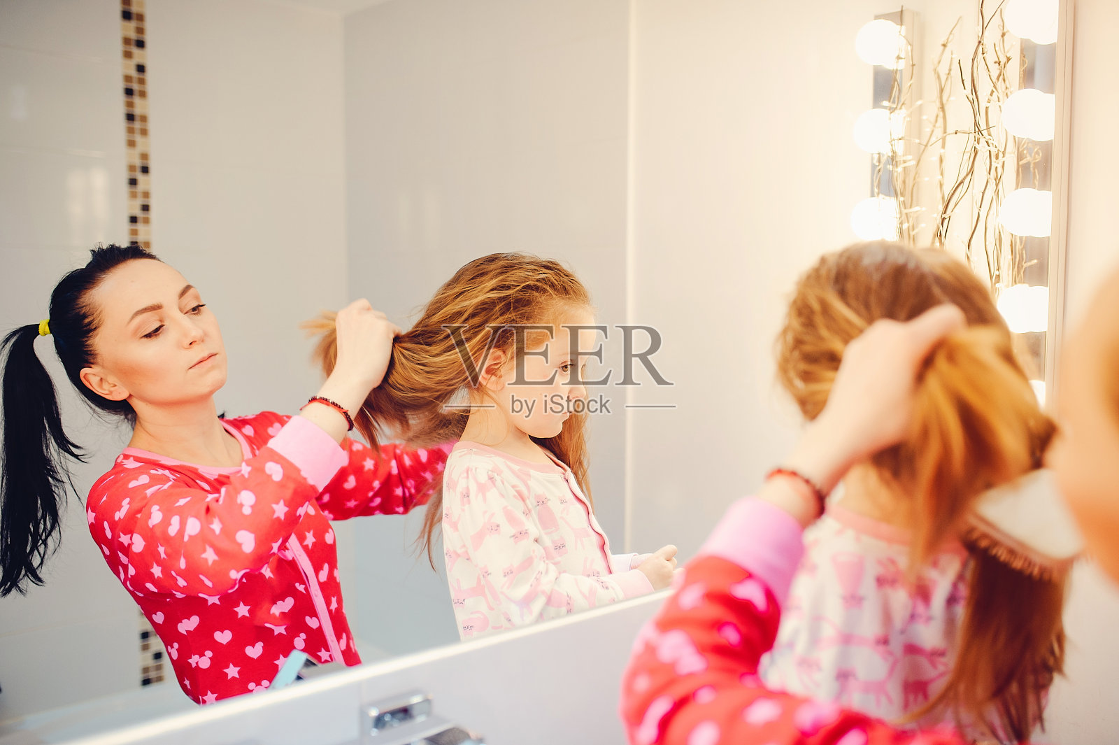 可爱的一家人在浴室里玩得很开心照片摄影图片