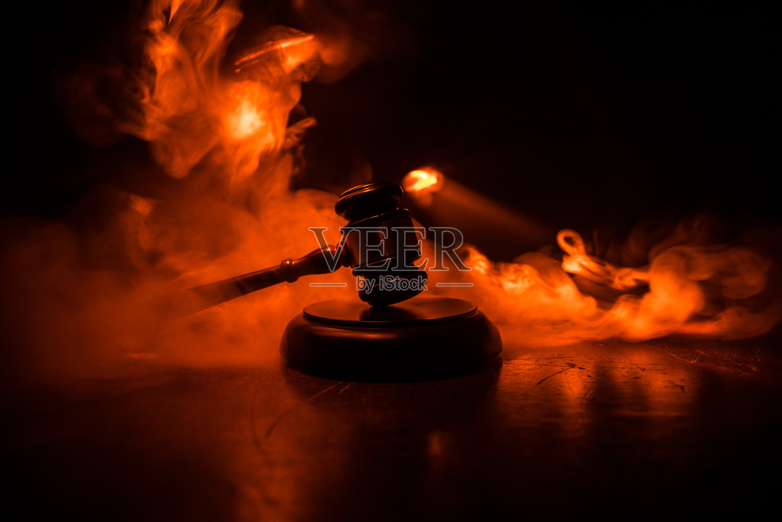 文件和法官放在木桌上。法律的主题。有选择性的重点照片摄影图片