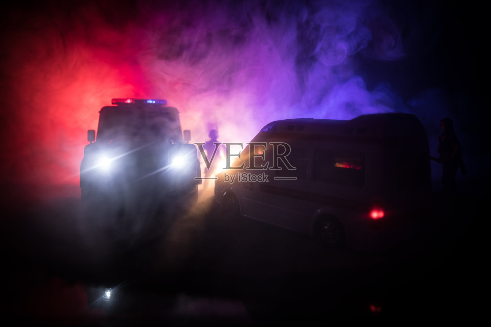 警车在晚上。一辆警车在雾中追赶一辆汽车。911紧急反应pSelective focus照片摄影图片