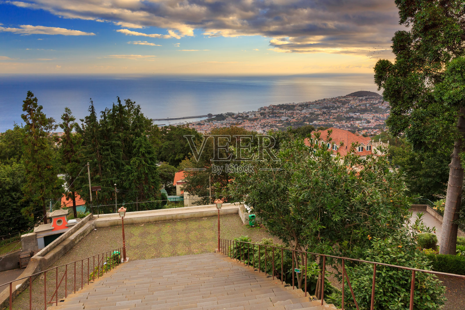 从蒙地俯瞰Funchal照片摄影图片