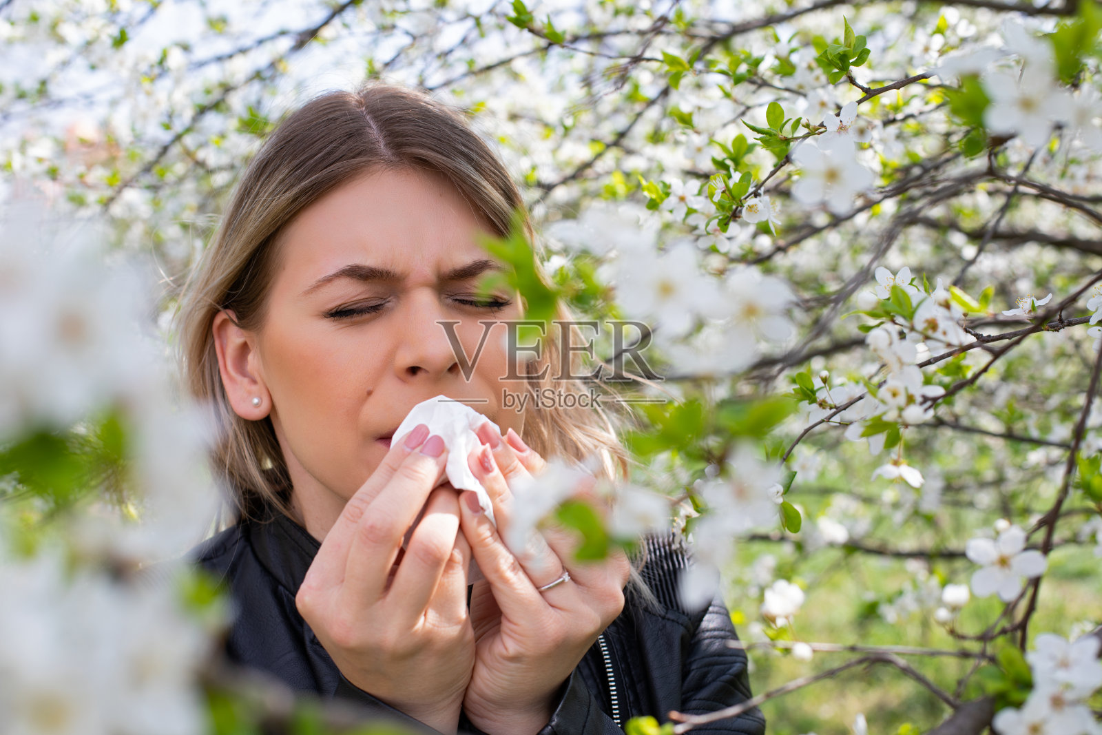 春季在户外打喷嚏的过敏女人照片摄影图片