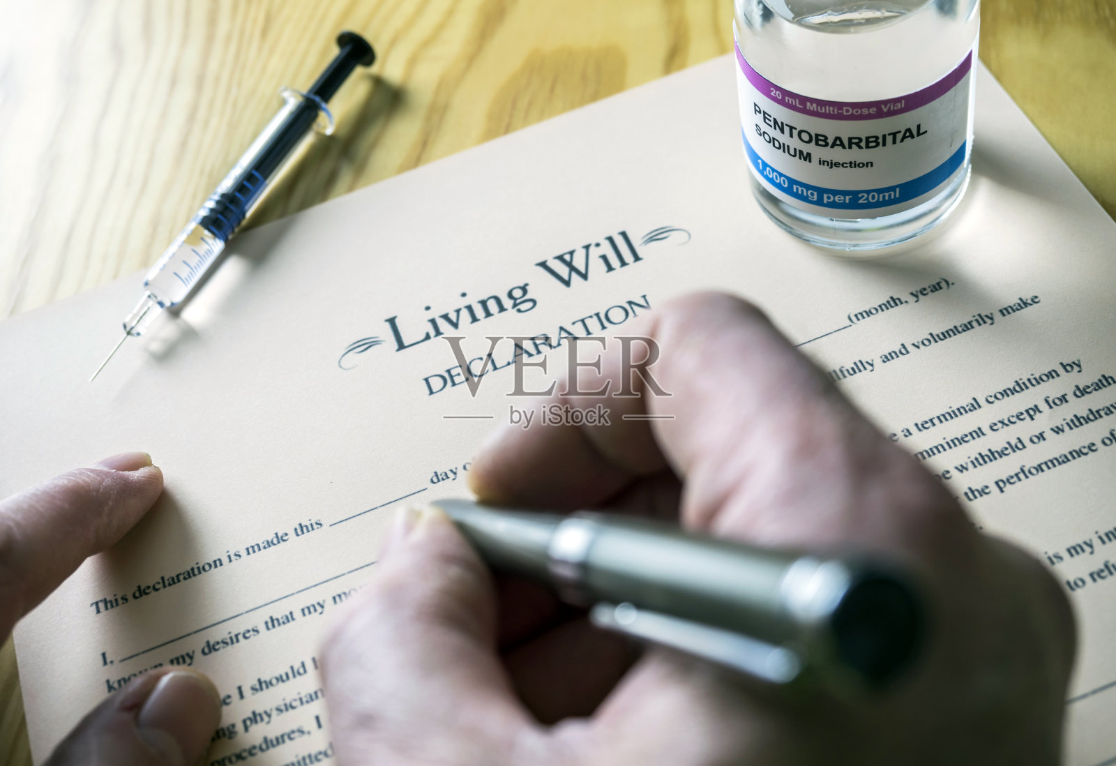 生前遗嘱声明表旁边有一小瓶戊巴比妥钠进行安乐死，概念图像照片摄影图片