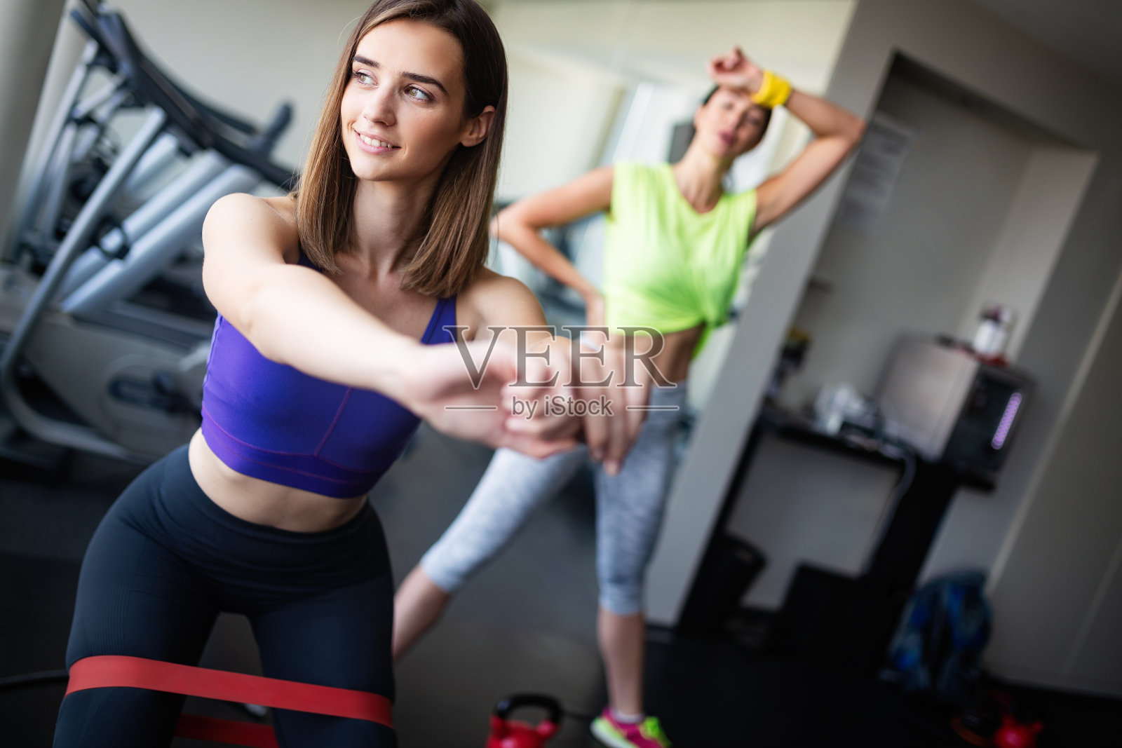 两个迷人的健身女孩在健身房锻炼照片摄影图片