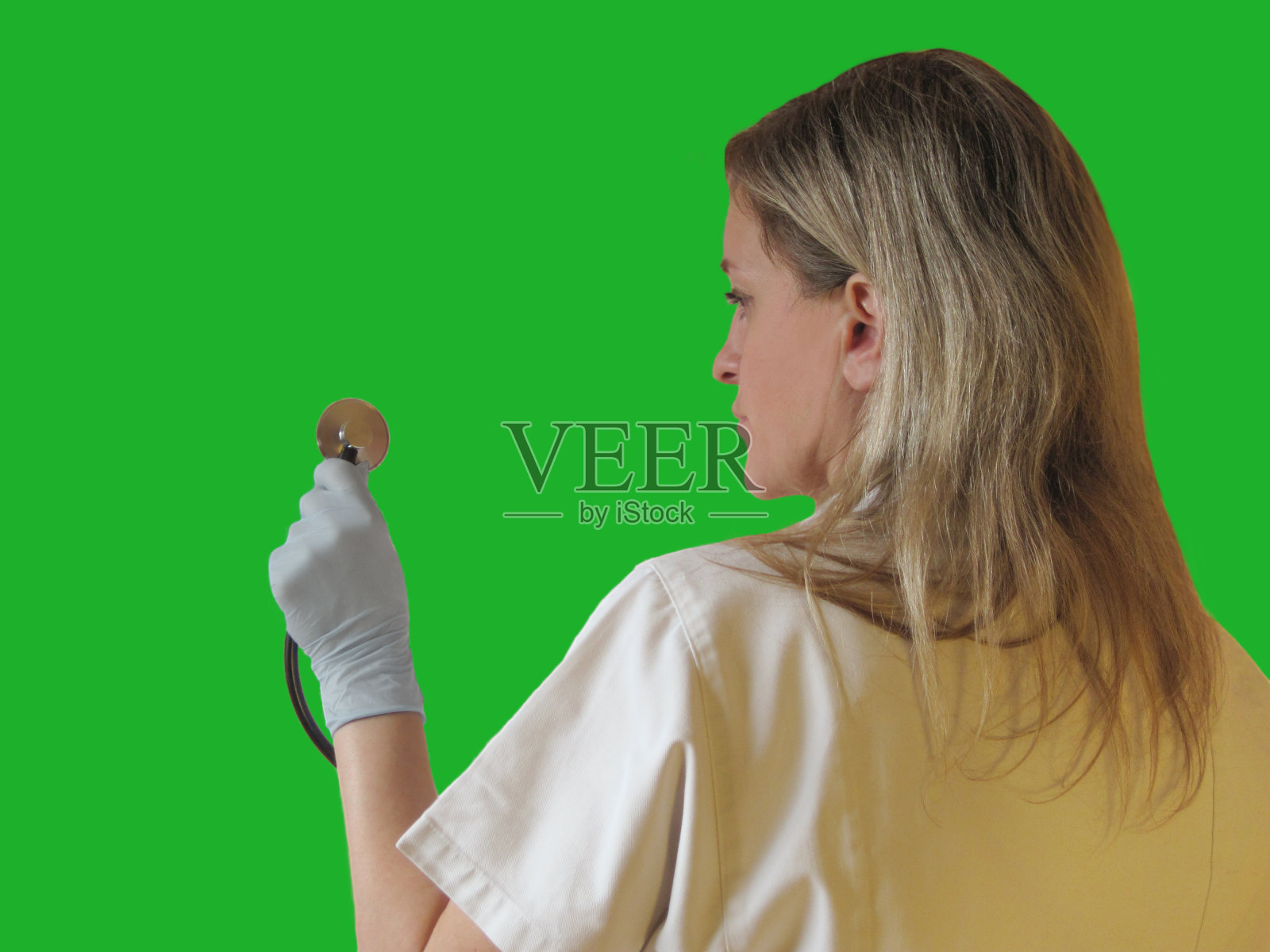 医生或护士手持听诊器，背景为单色。医疗程序或保健的孤立对象。在医院或诊所中间接听诊心脏或肺部照片摄影图片