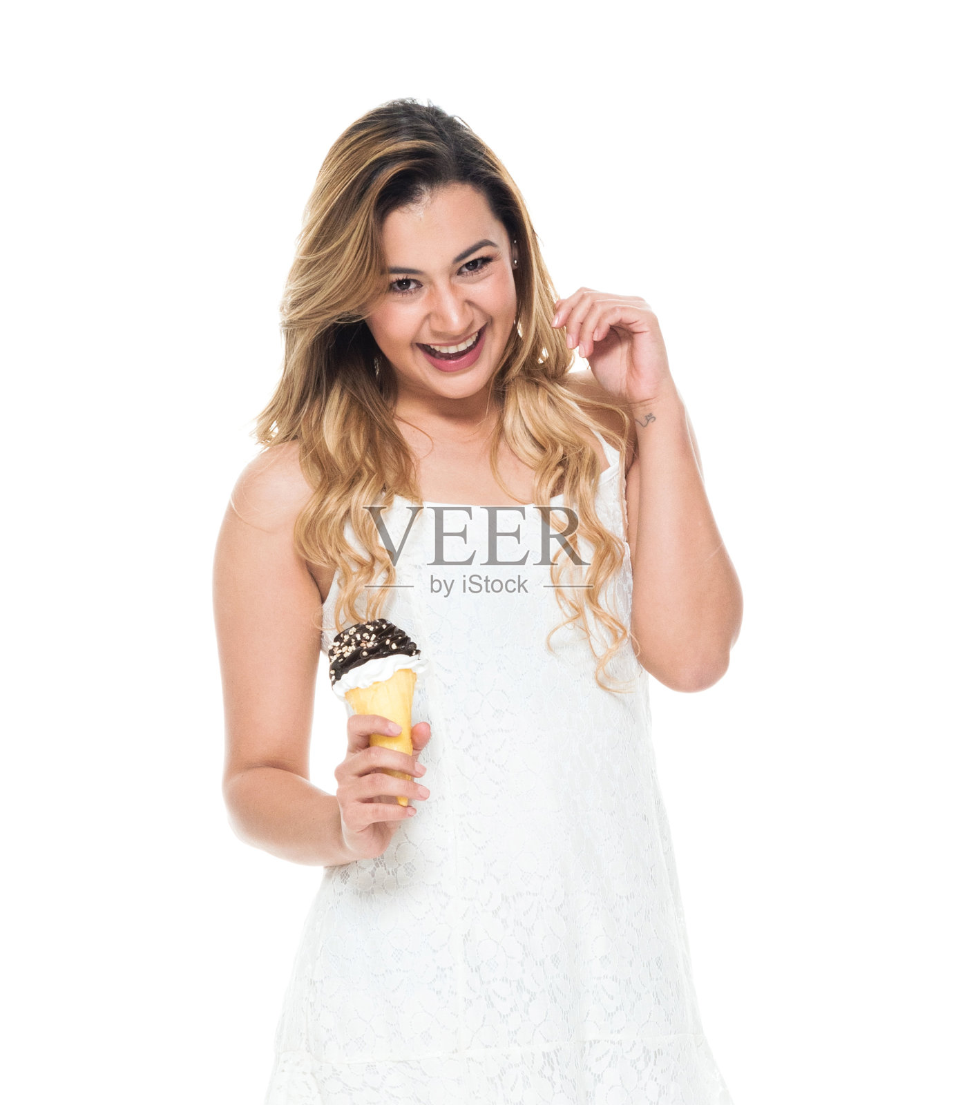 迷人的拉丁女性穿着白色的裙子照片摄影图片