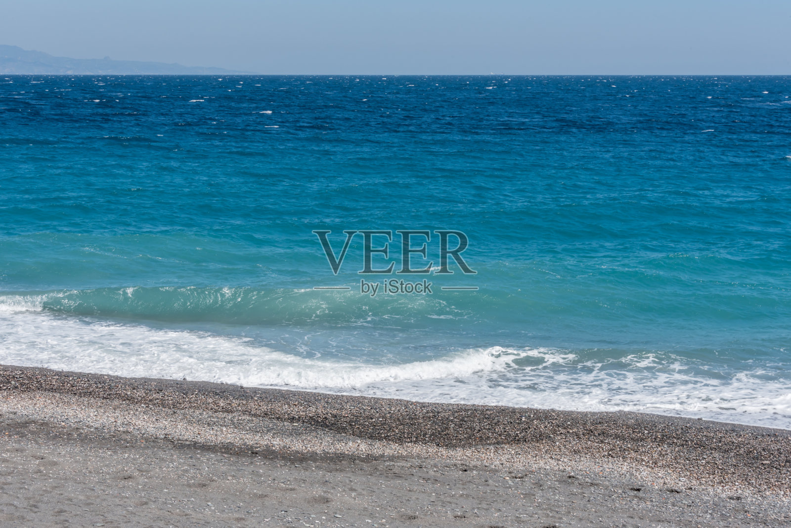 海浪冲刷着西西里岛黑沙火山海滩的海岸照片摄影图片