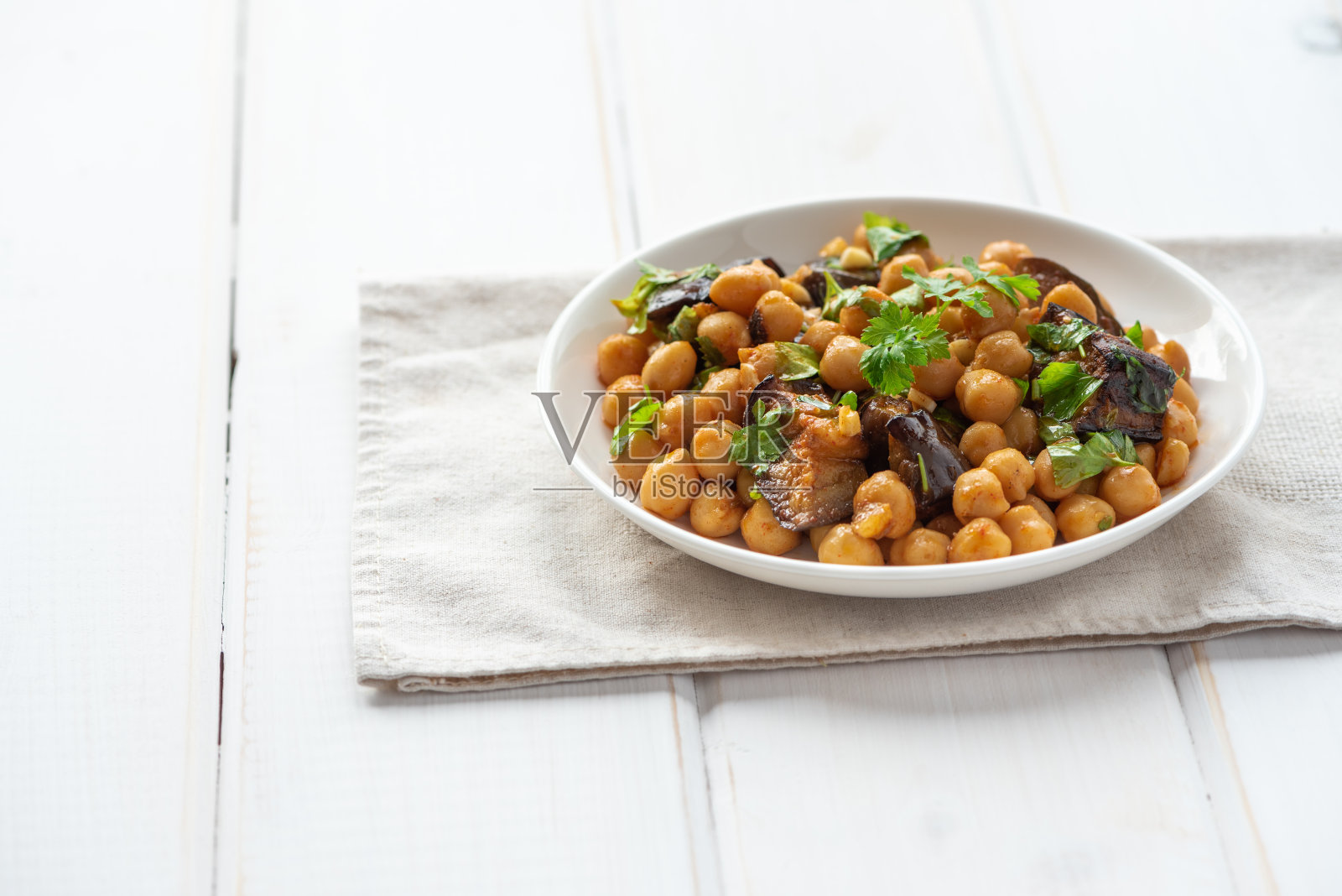 在盘子里煮鹰嘴豆照片摄影图片