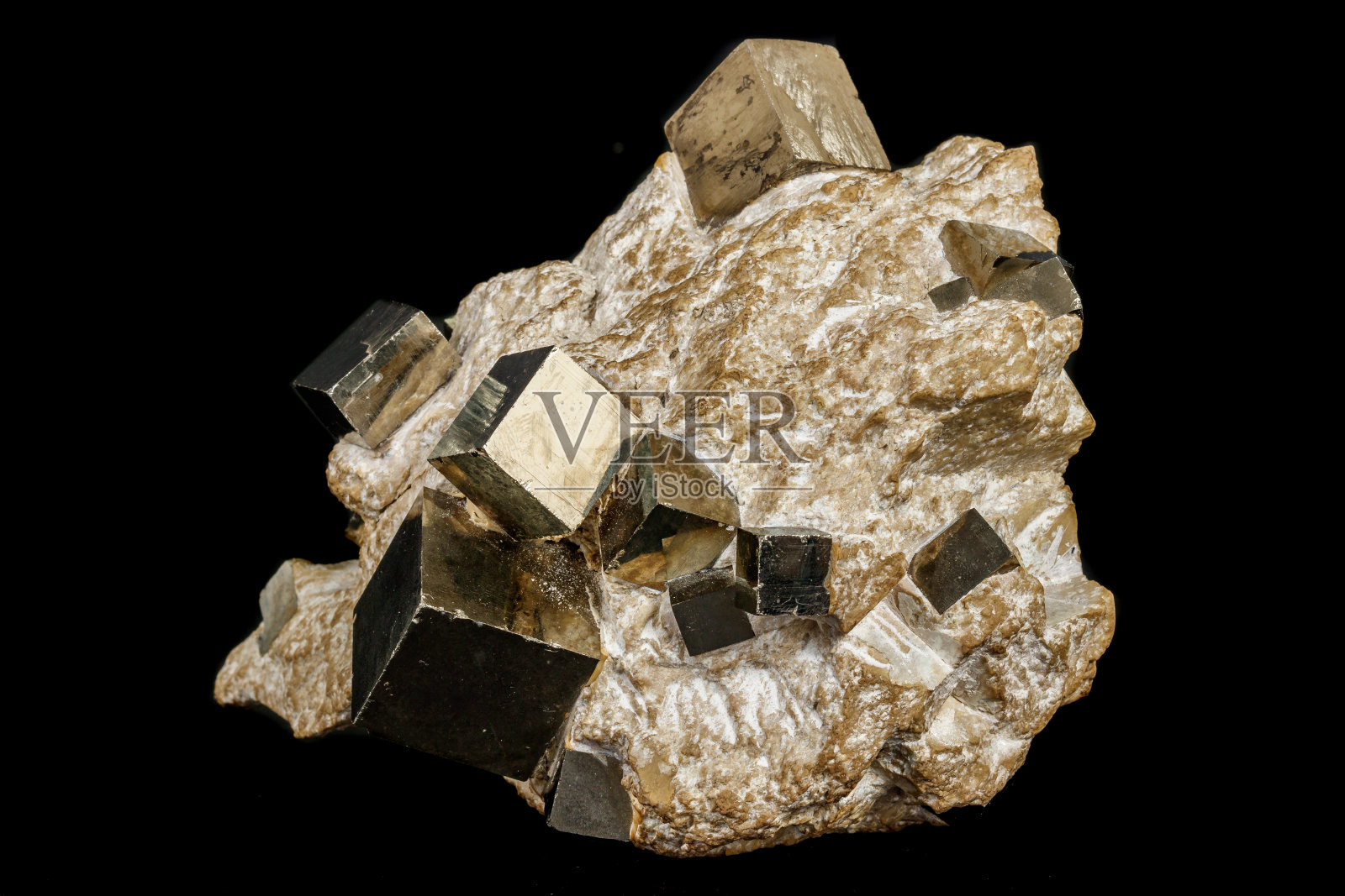 宏观石黄铁矿矿物在岩石上的黑色背景照片摄影图片